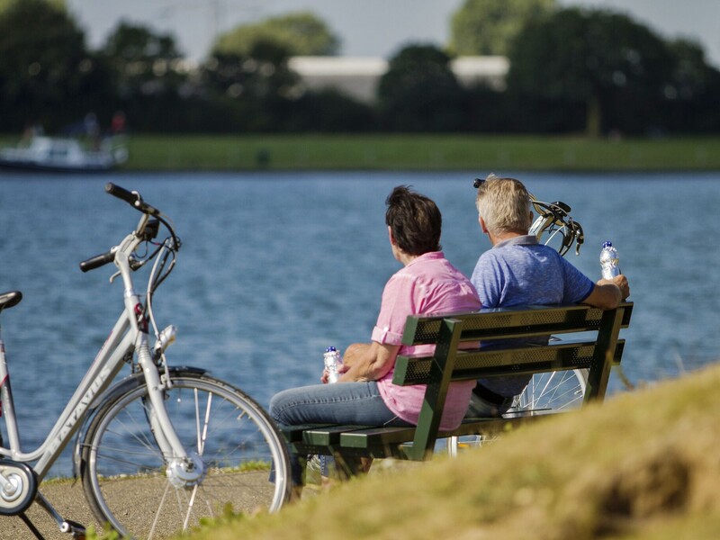 Radfahren entlang der Uferpromenade